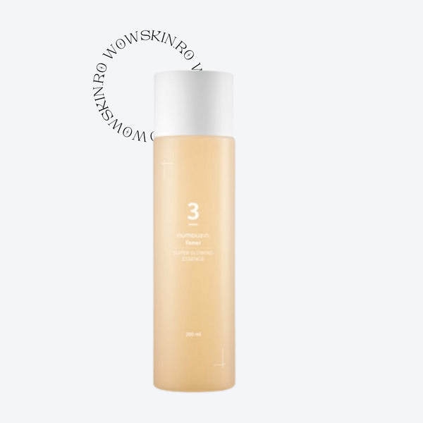 Tonifiază și iluminează-ți tenul cu Numbuzin No. 3 Super Glowing Essence Toner, o adevărată inovație în îngrijirea pielii. Cu o formulă avansată de 200 ml, acest toner nu doar că împrospătează și pregătește pielea pentru etapele următoare ale rutinei de îngrijire, dar este îmbogățit și cu esențe nutritive care conferă strălucire și vitalitate. Ideal pentru toate tipurile de ten, acest toner ajută la uniformizarea tonului pielii și la minimizarea aspectului porilor, oferind o bază perfectă